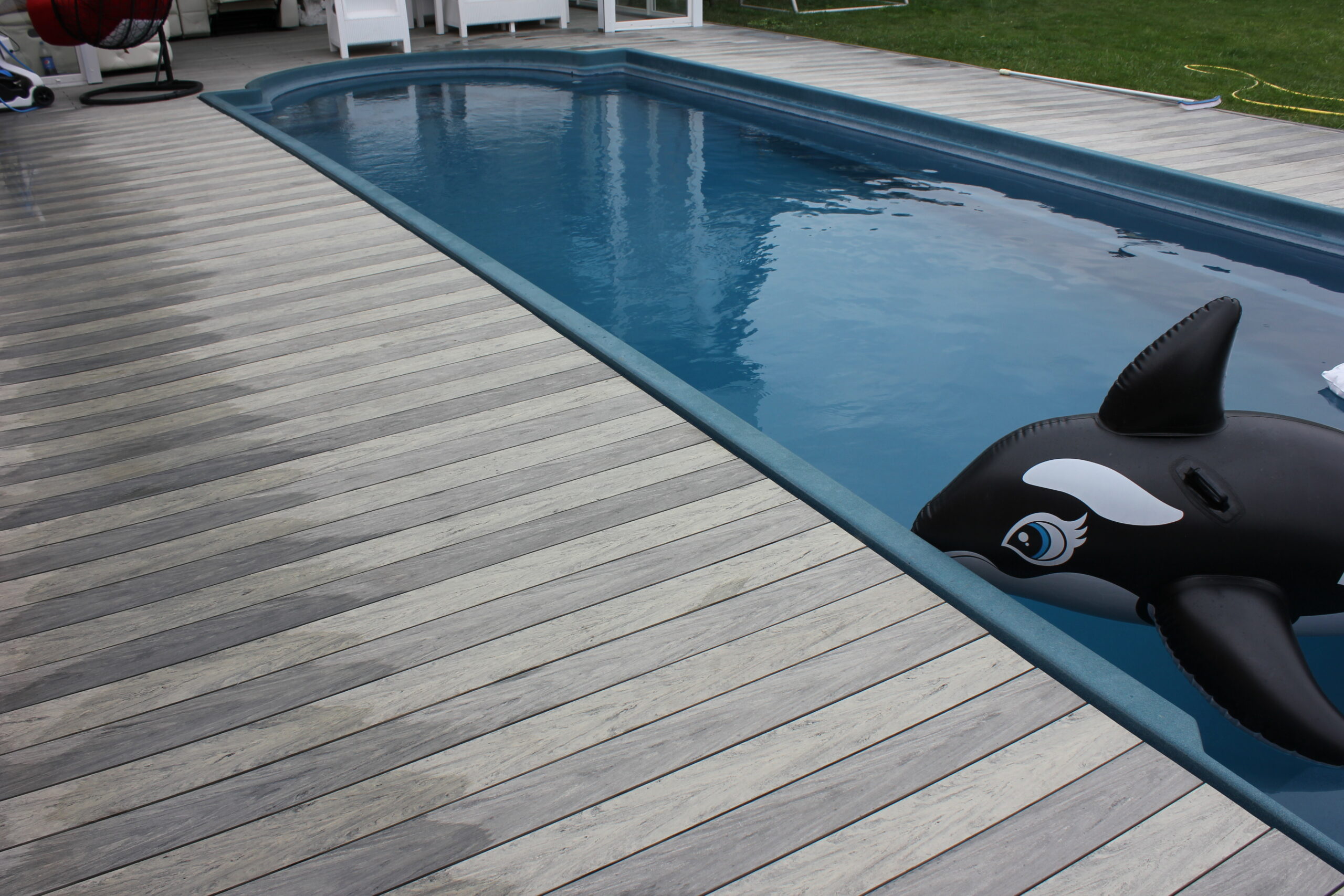 WPC-Terrassendiele in der Nähe von Schwimmbädern