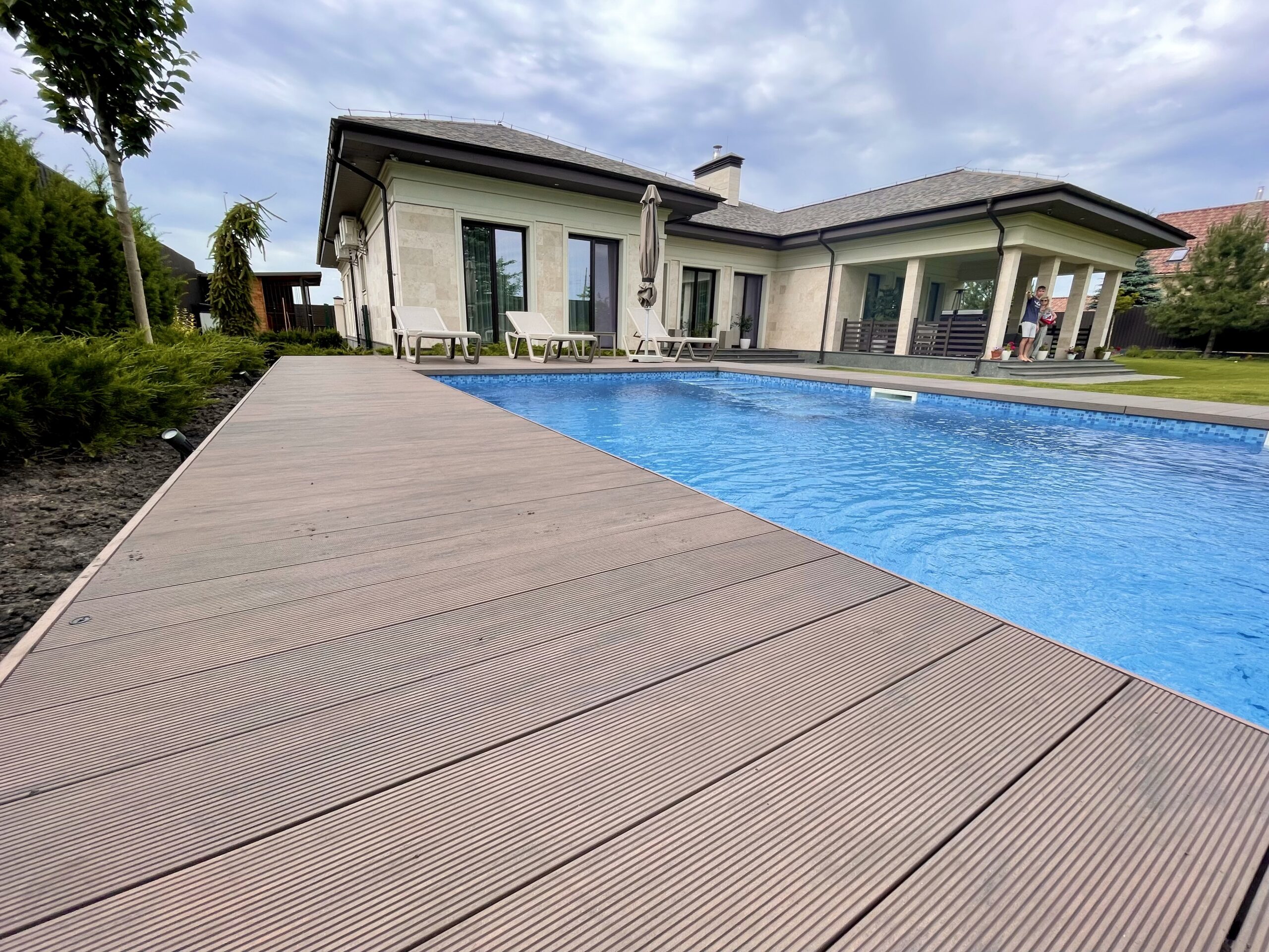 WPC-Terrassendiele in der Nähe von Schwimmbädern