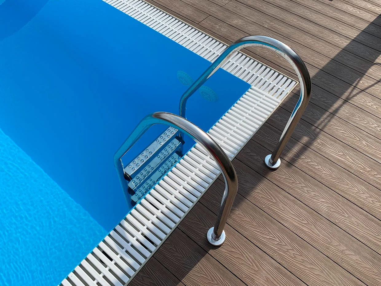 WPC-Terrassendiele für Schwimmbecken Bruggan Elegant Light 3D Wine Brown