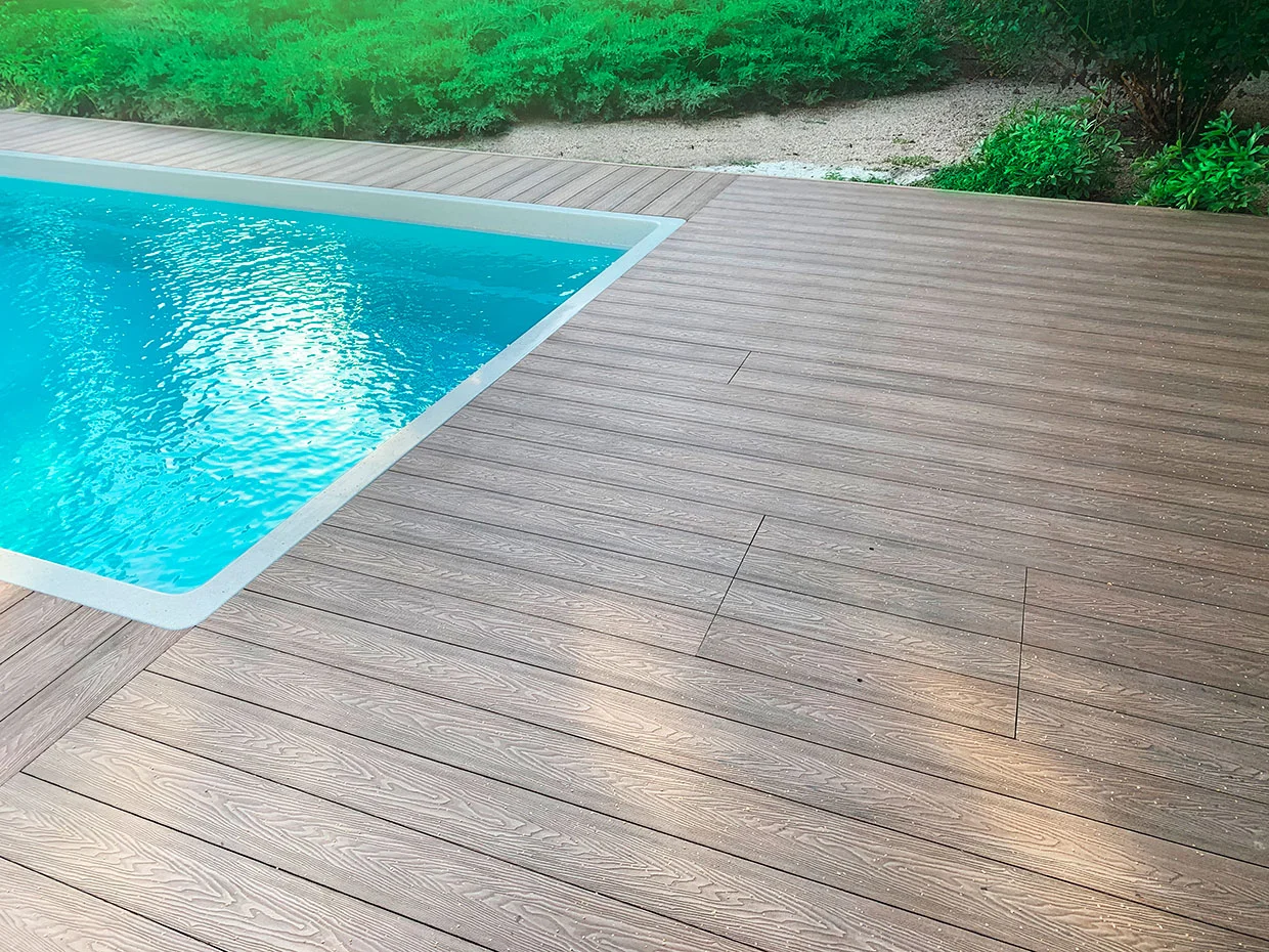 WPC-Terrassendiele für Schwimmbecken Bruggan Elegant Light 3D Wine Brown