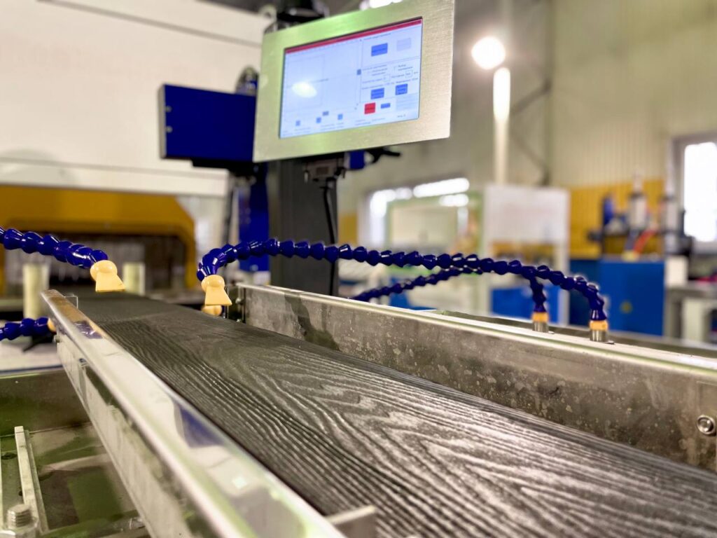 Produktion von Bruggan-Terrassendielen in der europäischen Woodplast-Fabrik