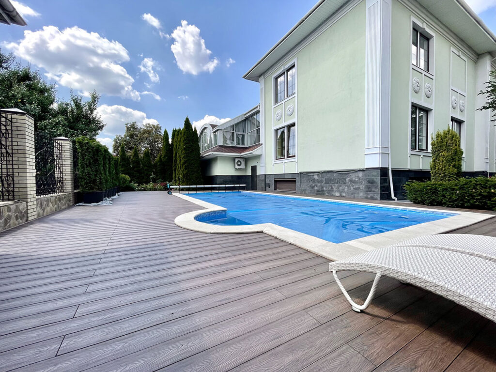 Terrasse am Pool. Welches Material zu wählen.