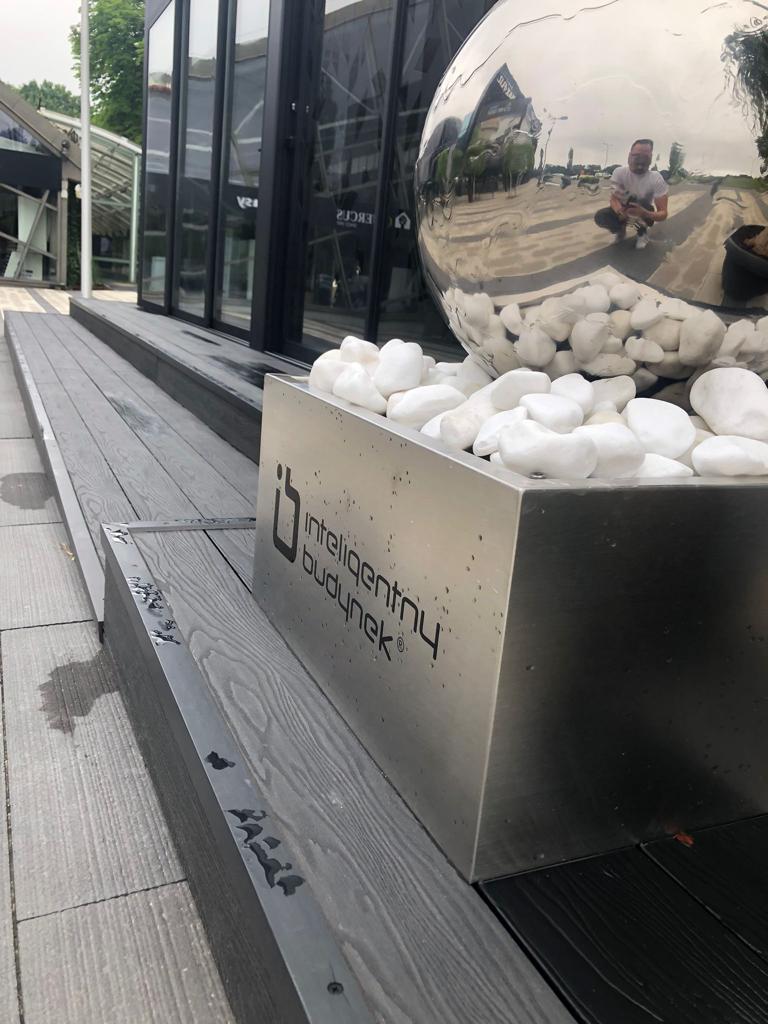 Dunkle Farbtöne von Terrassendielen. Vor- und Nachteile. Terrassendielen von Bruggan oder Legro sind maximal kratzfest.