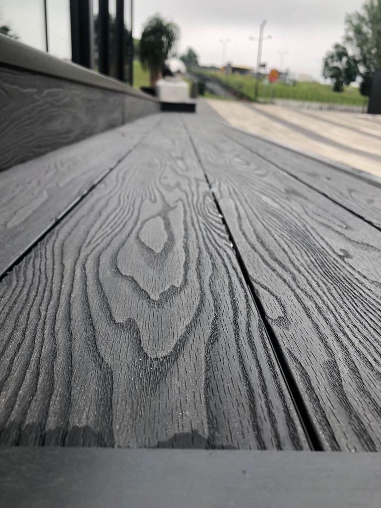 Dunkle Farbtöne von Terrassendielen. Vor- und Nachteile. Bruggan hat das dunkelste neue Produkt vorgestellt - Anthrazit - ein unglaublich tiefer Anthrazit-Ton mit einem eleganten Perlglanz.