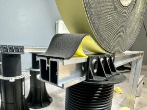 Vibrolenta. Was ist das und warum ist es so nützlich für Ihre Terrasse? Verhindert den direkten Kontakt und reduziert das Risiko von mechanischem Verschleiß, Reibung und Korrosion.