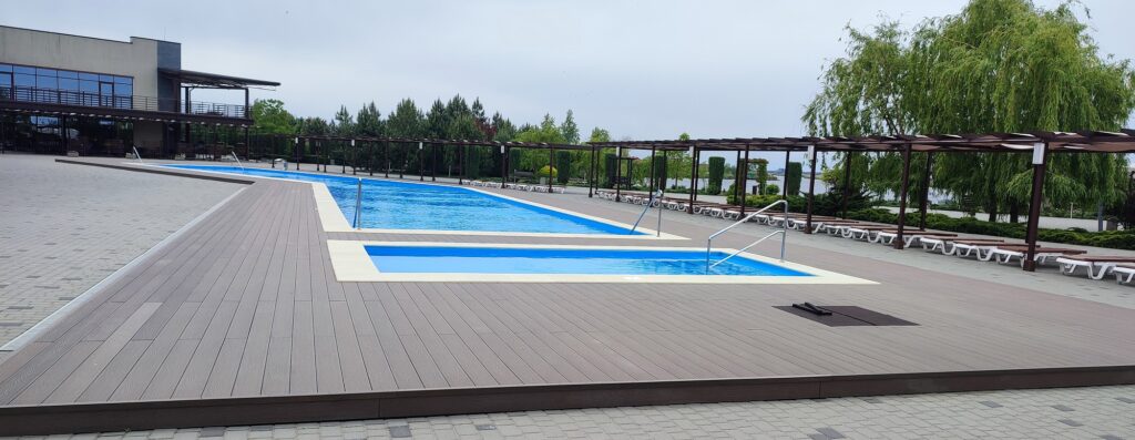 Kollektion atemberaubender Objekte mit Bruggan- und Legro-Terrassen für Sie. In der neuen Urlaubssaison wurde eine große Terrasse mit Bruggan Elegant Light 3D-Platten in der Farbe Wine Brown gebaut