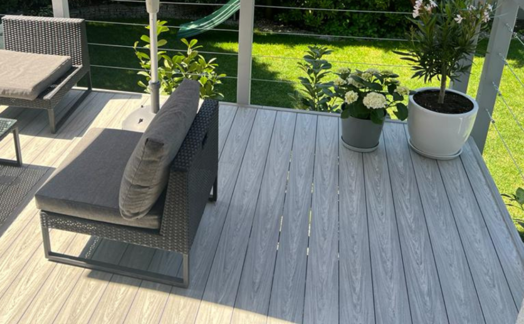 Kollektion atemberaubender Objekte mit Bruggan- und Legro-Terrassen für Sie. Deshalb haben wir für die Besitzer eines Privathauses in Polen einen solchen Platz in einem lakonischen und ruhigen Grau geschaffen (Bruggan Multicolor)