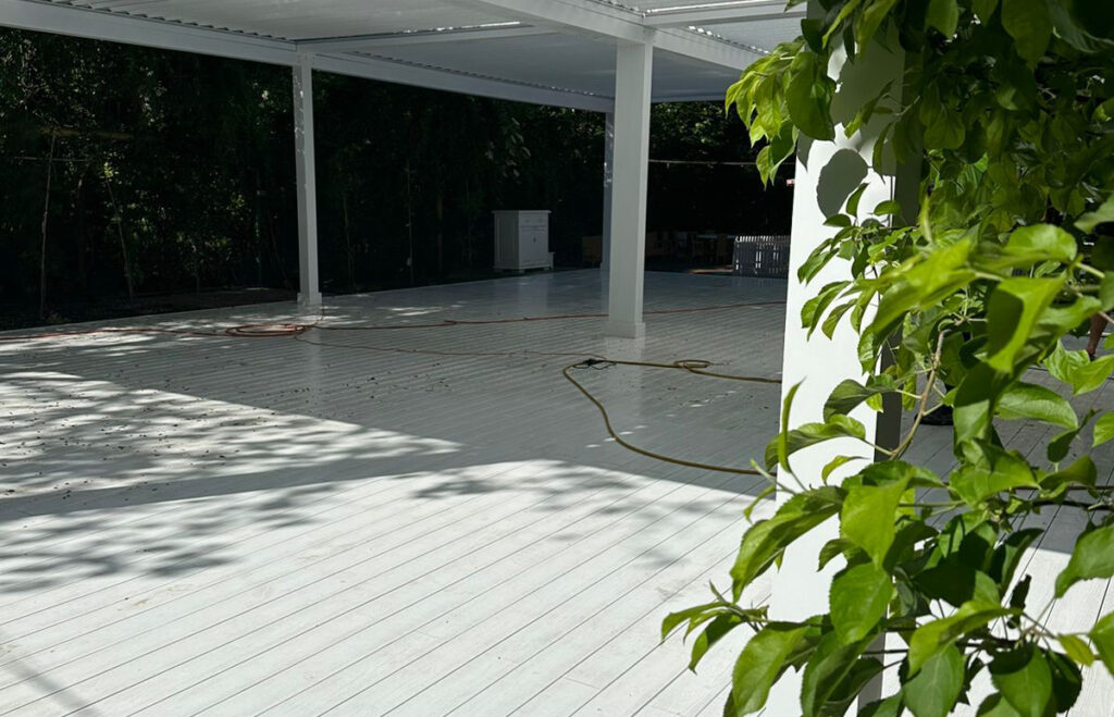 Kollektion atemberaubender Objekte mit Bruggan- und Legro-Terrassen für Sie. Na przykład do stworzenia nowego przytulnego tarasu restauracji wybrano deskę Legro Evolution w kolorze Fashion White.